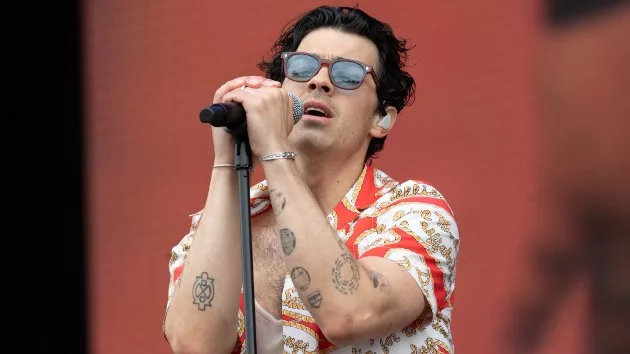 getty_joejonasonstage_071423773486