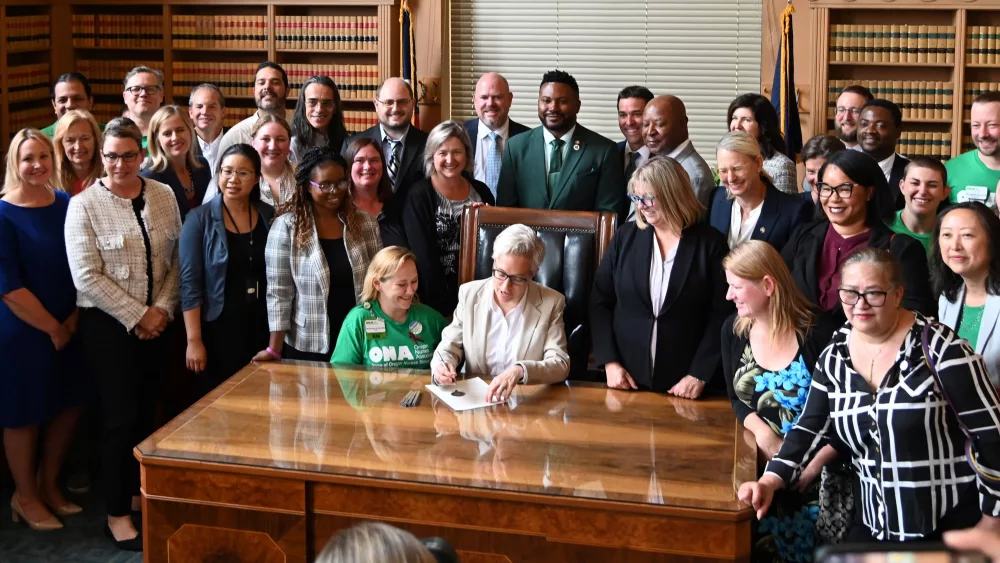 ona_hb_2697_signing_2023-08-15_cropped55642