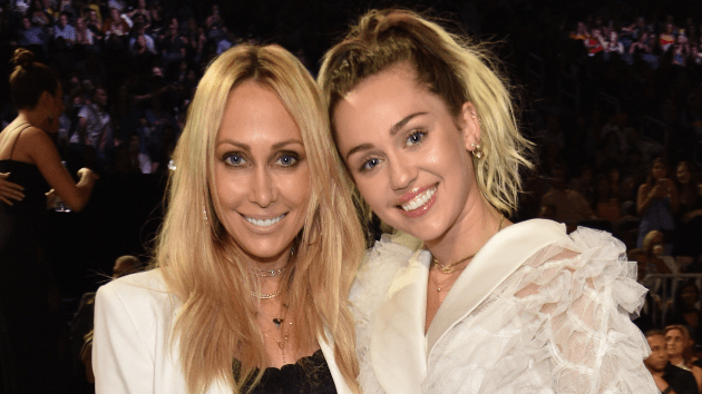 getty_mileyandtishcyrus_082823781449