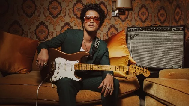 m_brunomarsfenderguitar_110723702961