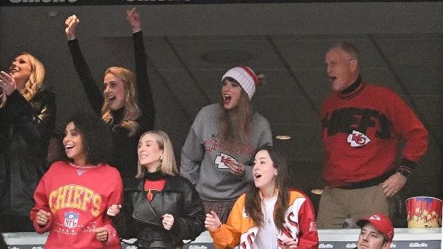 getty_taylordadandpalsatchiefsgame_121823264772