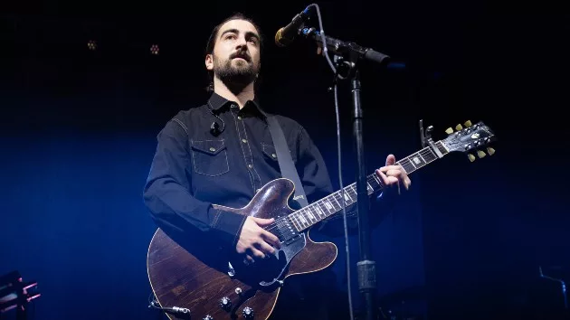 getty_noahkahanonstagewithguitar_011824900633