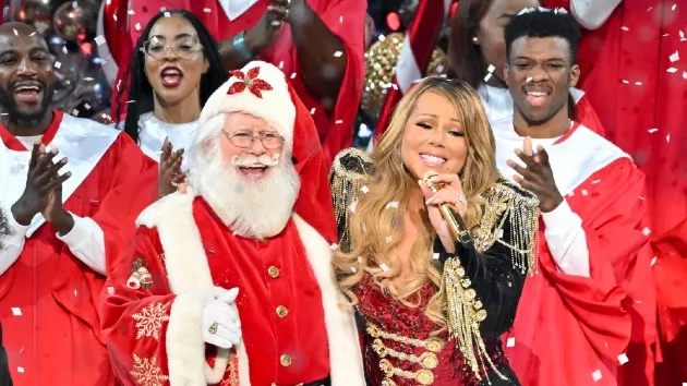 getty_mariahcareyandsanta_081424626696