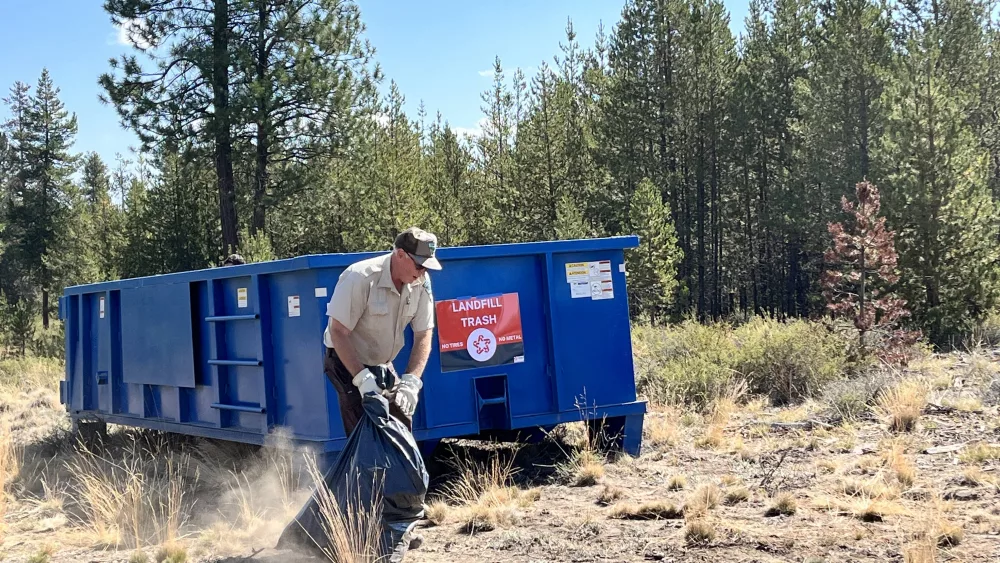 blm_park_ranger_charles_lindberg_heaves_a_load_into_the_dumpster789646