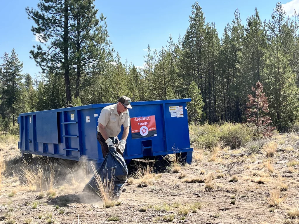 blm_park_ranger_charles_lindberg_heaves_a_load_into_the_dumpster789646