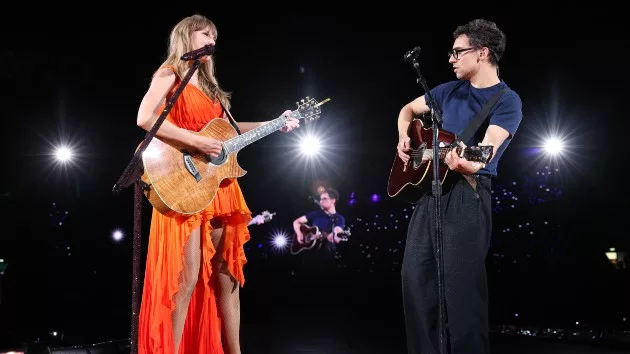 getty_taylorswiftandjackantonofflondon2_100224544369