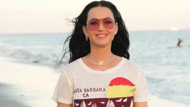 m_katyperrybythebeach_013035812191