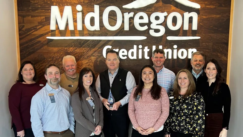 mid-oregon-executive-leadership-team-with-fourth-raddon-crystal-award779135