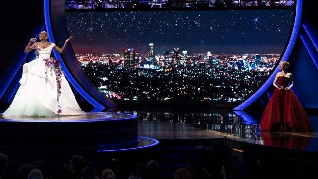 m_arianaandcynthiasingonoscarsstage_030325930402