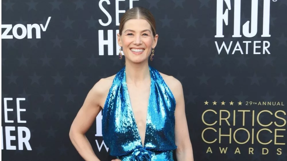 Rosamund Pike at the 29th Annual Critics Choice Awards - Arrivals at the Barker Hanger on January 14^ 2024 in Santa Monica^ CA