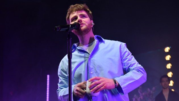 getty_alex20warren20onstage_042425762069