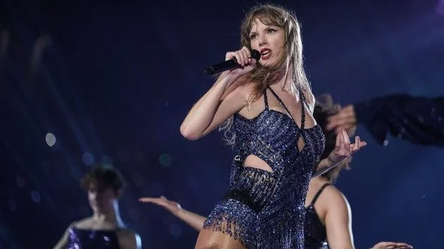 getty_taylorswiftbluemic_060925478536