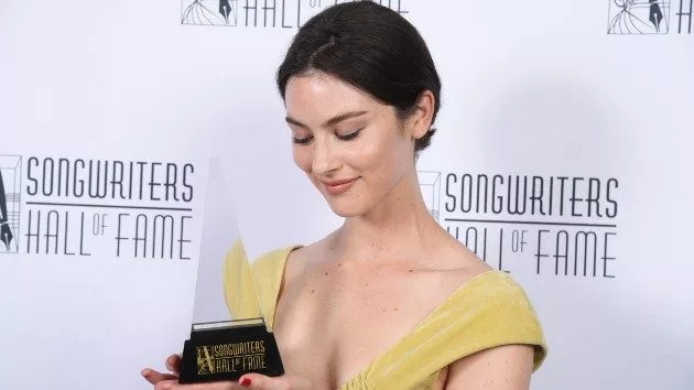 getty_gracieabramswithshofaward_061325370298