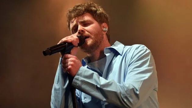 getty_alex20warren20singing20onstage_062625131602