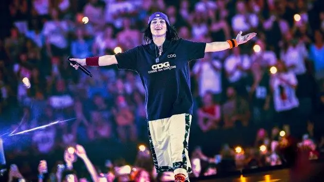 getty_billieeilisharmsout_072125784079