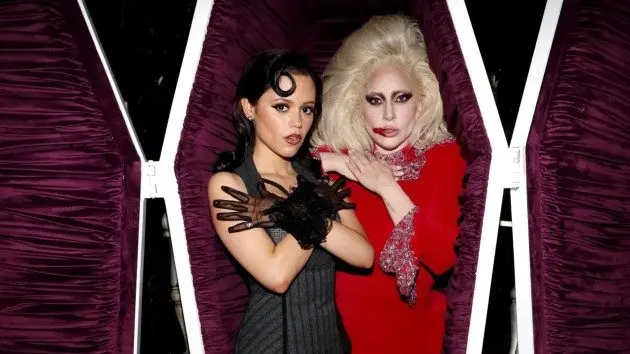 getty_ladygagaandjennaortegaattudum_060125794077