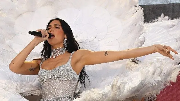 getty_dualipawhitefeathes_080425719272