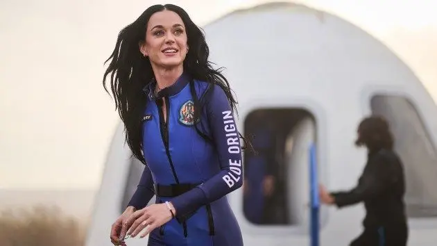 m_katy20perry20emerges20from20capsule_041525251011