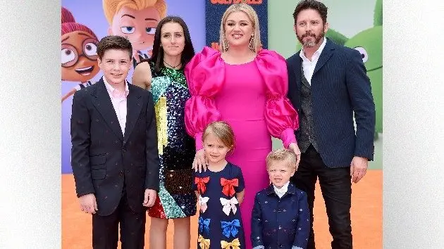 getty_kellybrandonandkids_080725974293