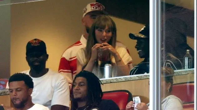 getty_taylorandtravispostengagementgame_082925712394