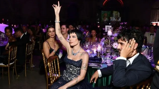 getty_halseybidsatamfar_090225445745