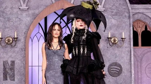 m_ladygagaandjennaoretegaatgraveyardgala_082925709295