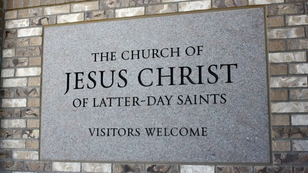 Welcome sign outside the entrance of The Church of Jesus Christ of Latter-day Saints saying 'visitors welcome'. Prescott Valley^ Arizona^ United States - March 28 2020