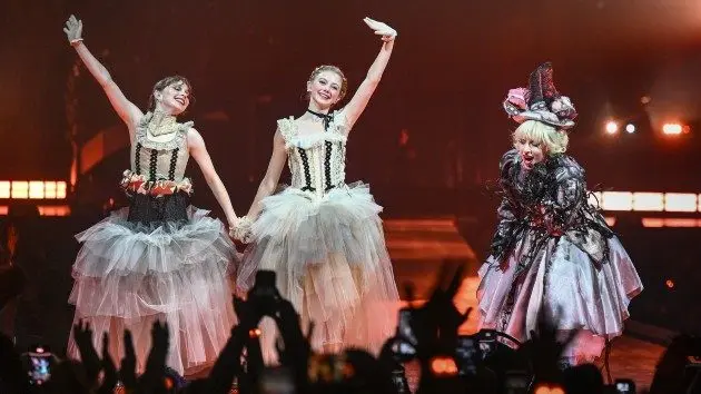 getty_gaga20onstage20with20evie20and20emma_093025660037