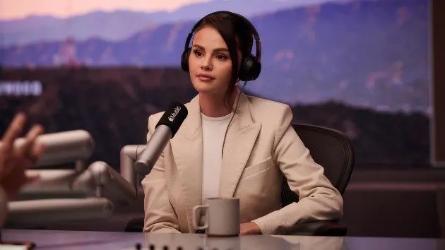 m_selenagomezonapple_111325438285