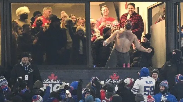 getty_jason20kelce20shirtless_122225211157