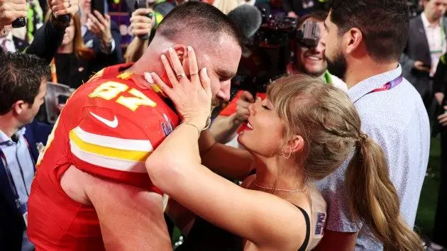 getty_taylorandtravisonthefield2_030624398896