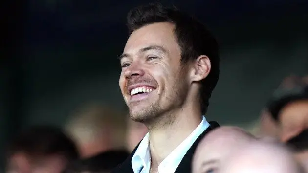 getty_harrystylessmilinginstands_030325514581