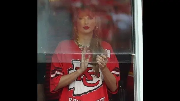 getty_taylorswiftkcjersey_123025486344