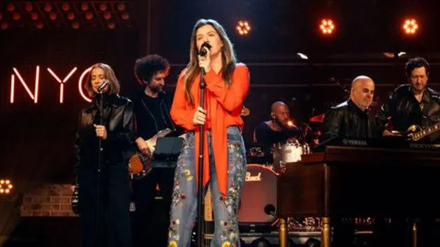 m_kellyclarksonred_011226247622