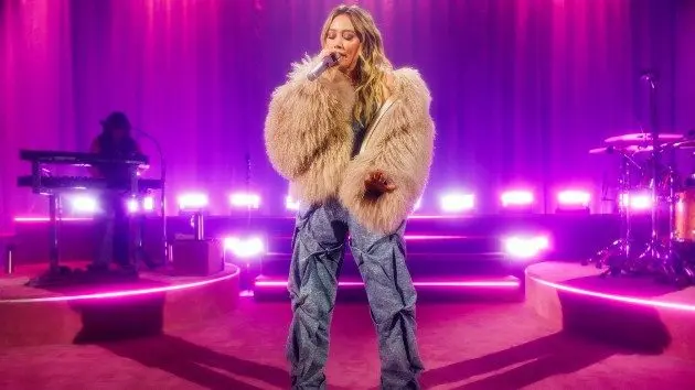 m_hilaryduff_012026654818