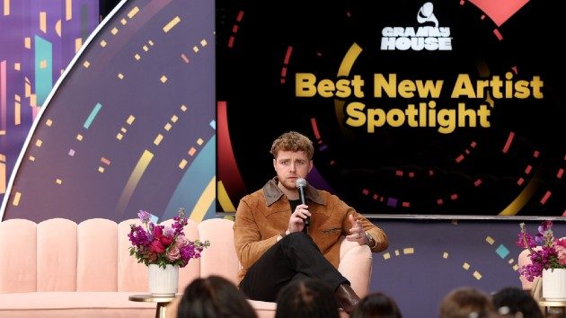 getty_alexwarrengrammyhouse_01292694317