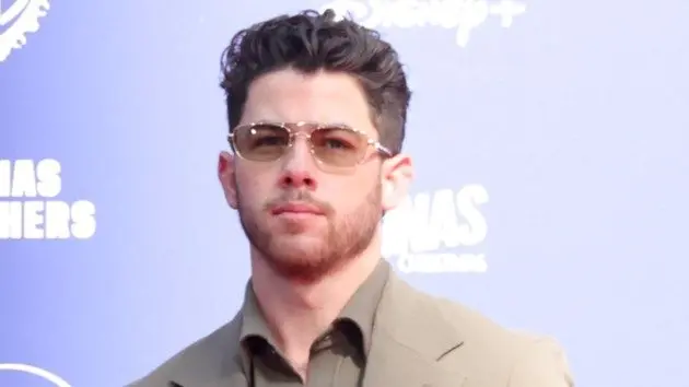getty_nick20jonas20sunglasses_020426411944