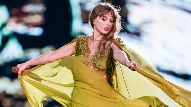 getty_taylorswiftswirlingdress_021726361481