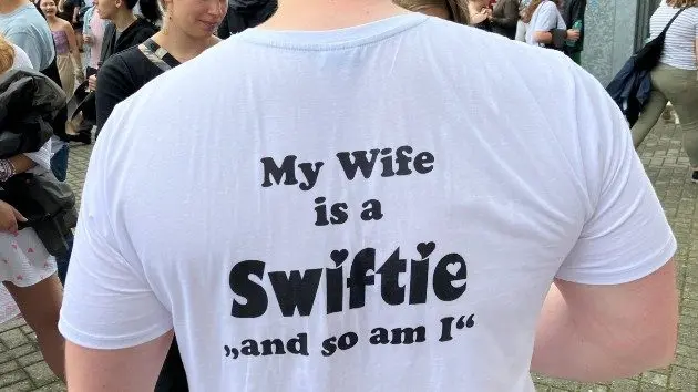 getty_swiftietshirt_030226333182