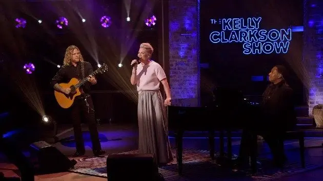 m_pinksingsonkellyclarksonshow_030426440844