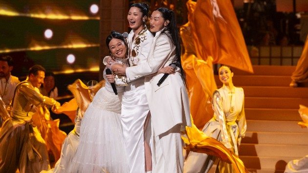 m_huntrxoscarshugging_frankmicelotta_03162619179