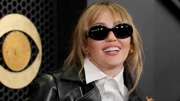 getty_miley20smiles20grammys_031826269139