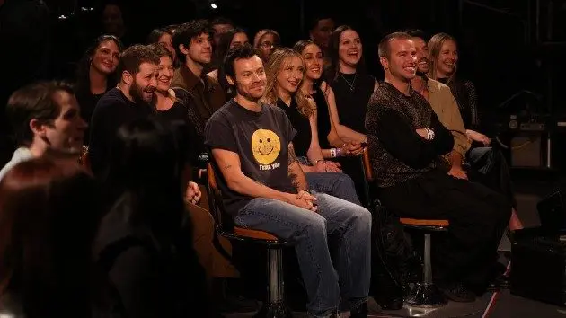 m_harrystylesduringgoslingmonologue_031926307553