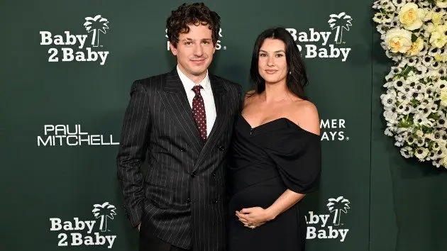 getty_charlieputhandpregnantwife_031226443544