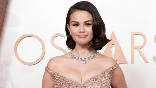 m_selenagomez_oscars20carpet1_scott20kirkland_031125429749