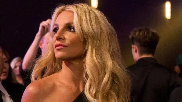 getty_britneyspearslookingtotheside_052226589993