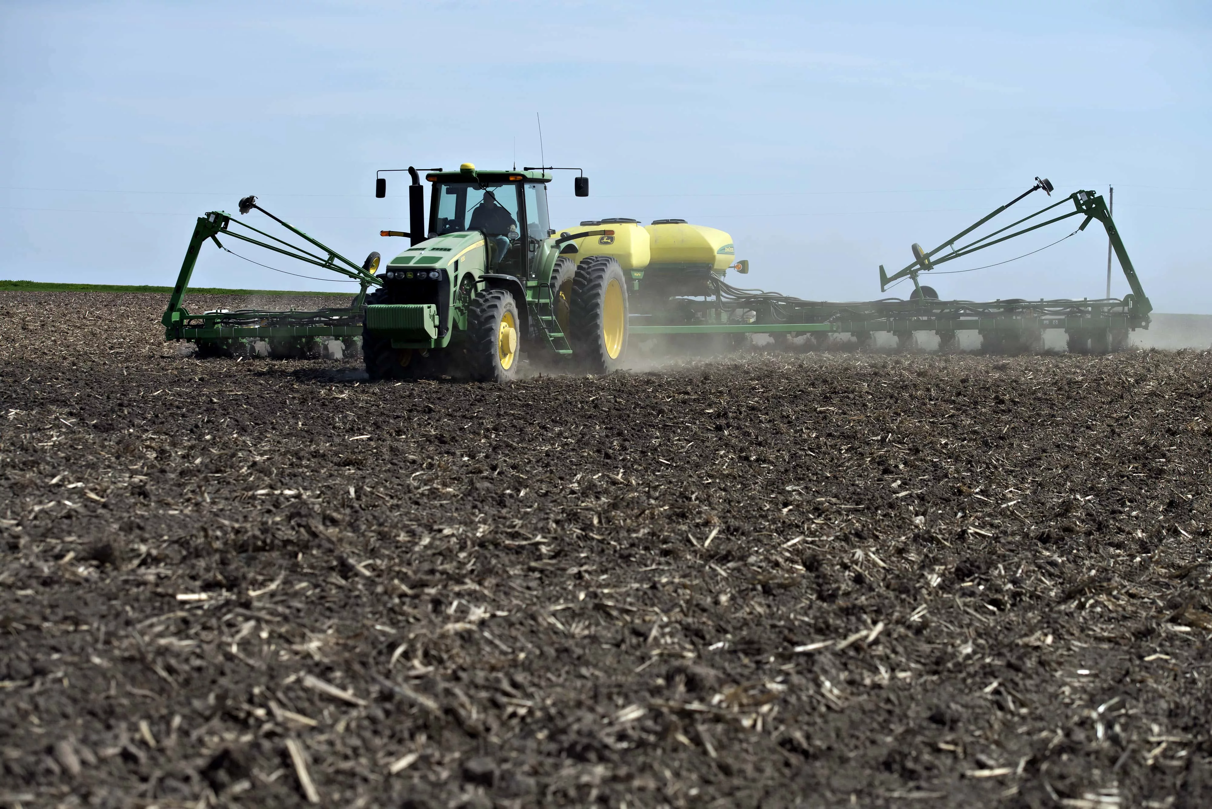 tractor-spring-planting912408
