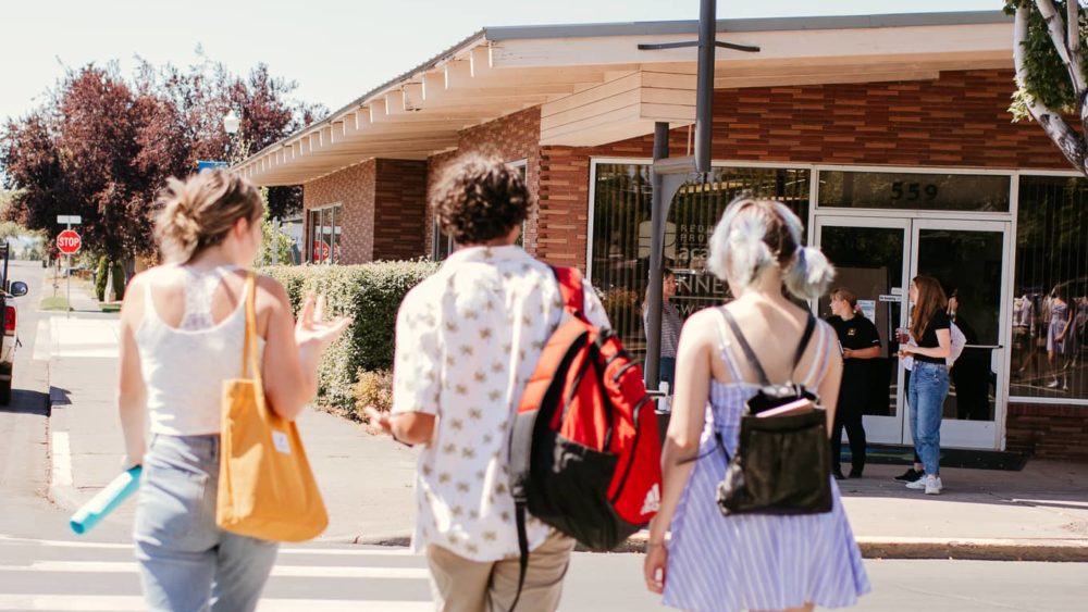 rpastudentswalkingtoclass