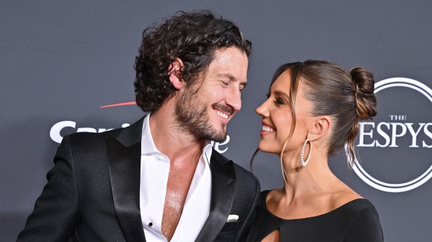 getty_jenna_and_val_chmerkovskiy_01122023