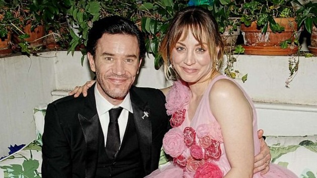 getty_kaley_cuoco_tom_pelphrey_10122022571108